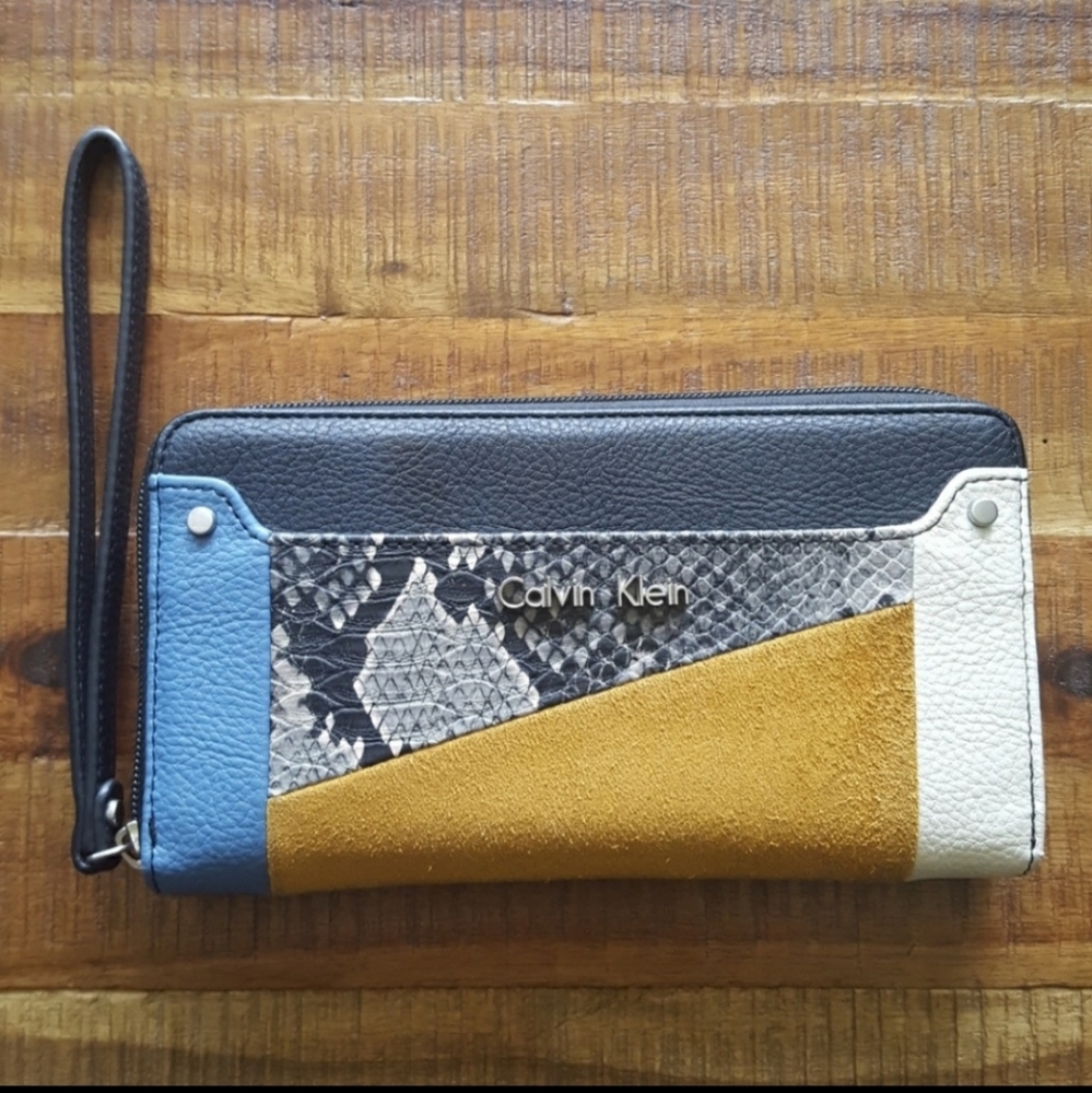 Calvin Klein | Color Block Zip Wallet Wristlet